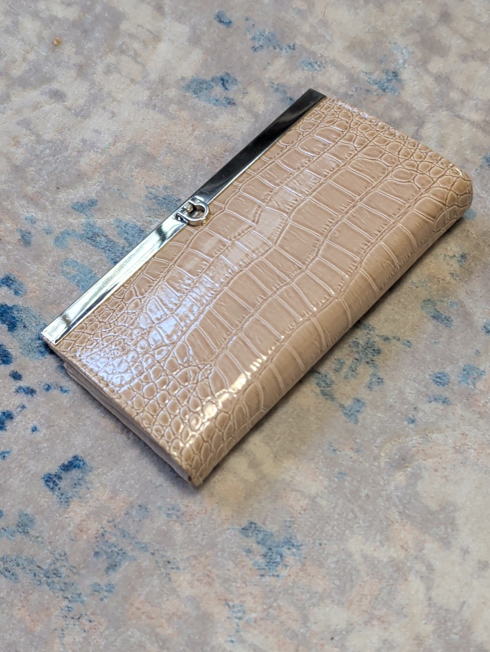 Vintage Elegant Croc-Embossed Beige Wallet with Silver Trim Excellent Condition